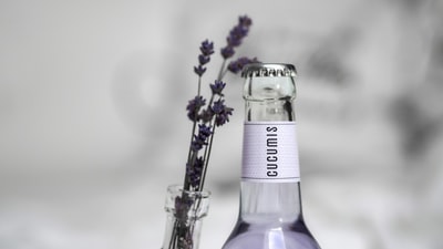 紫色和白色瓶子的标签
